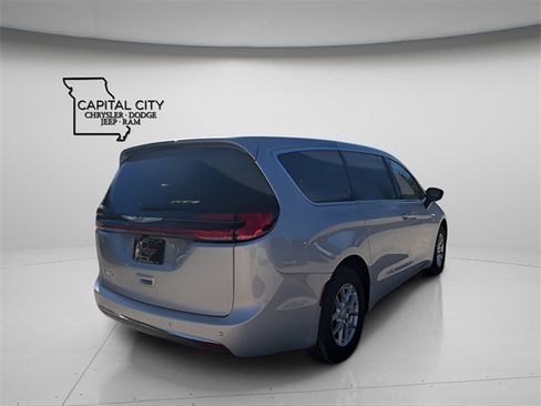 New 2026 Chrysler Pacifica Select image 4