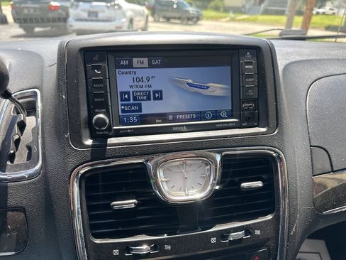 Used 2013 Chrysler Town & Country Touring FWD image 17