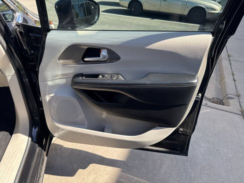 Used 2022 Chrysler Pacifica Touring-L w/ Uconnect Theater Family Group FWD image 15