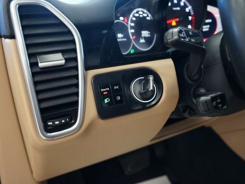 Used 2020 Porsche Cayenne image 31