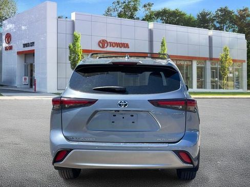 Used 2024 Toyota Highlander Platinum AWD/4WD image 6
