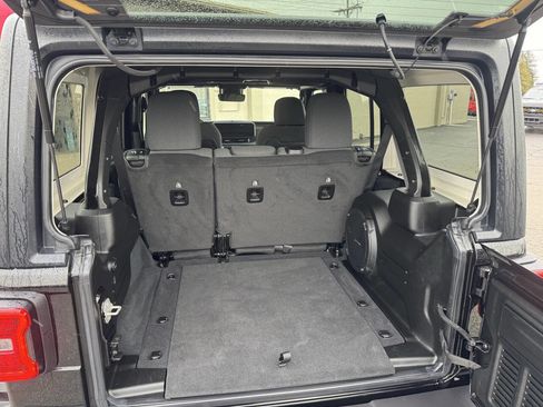 Used 2024 Jeep Wrangler Unlimited Rubicon w/ XTREMEE 35" Tire Package image 7