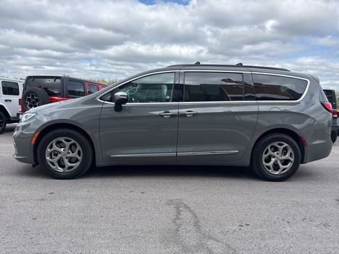 Used 2023 Chrysler Pacifica Limited FWD image 6
