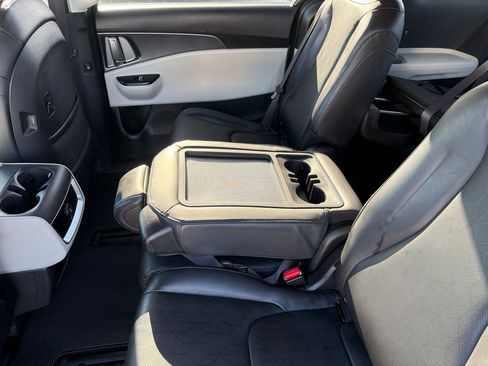 Used 2024 Kia Carnival LX image 13