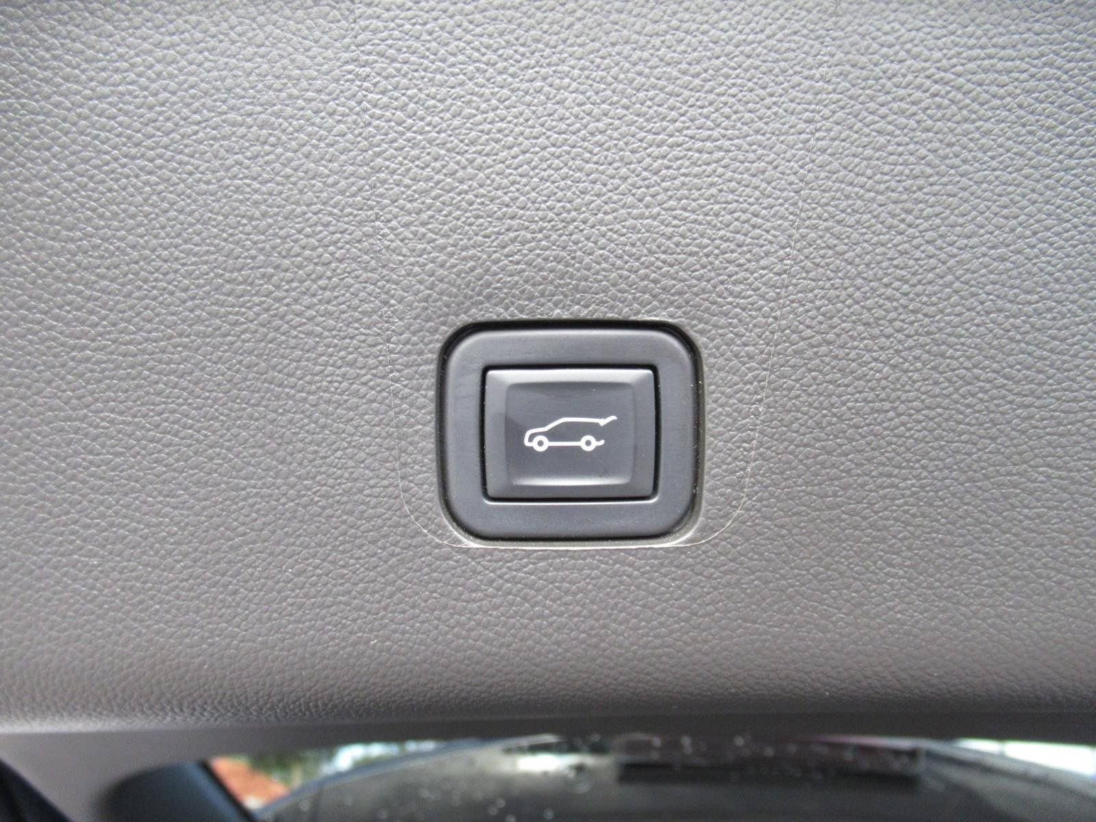 Used 2022 Chevrolet Traverse LT FWD image 36