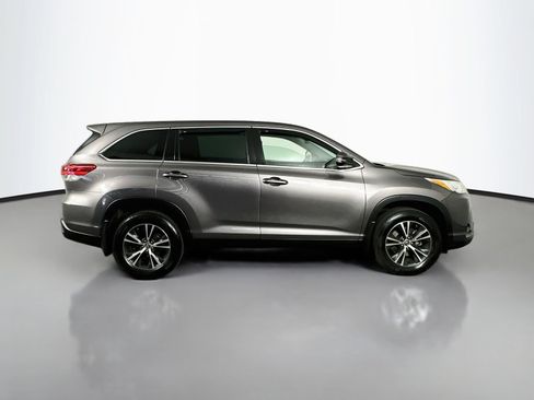 Used 2019 Toyota Highlander LE AWD/4WD image 8