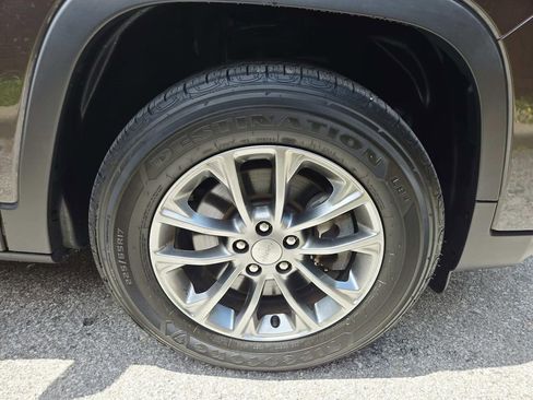 Used 2020 Jeep Cherokee Latitude Plus AWD/4WD image 16