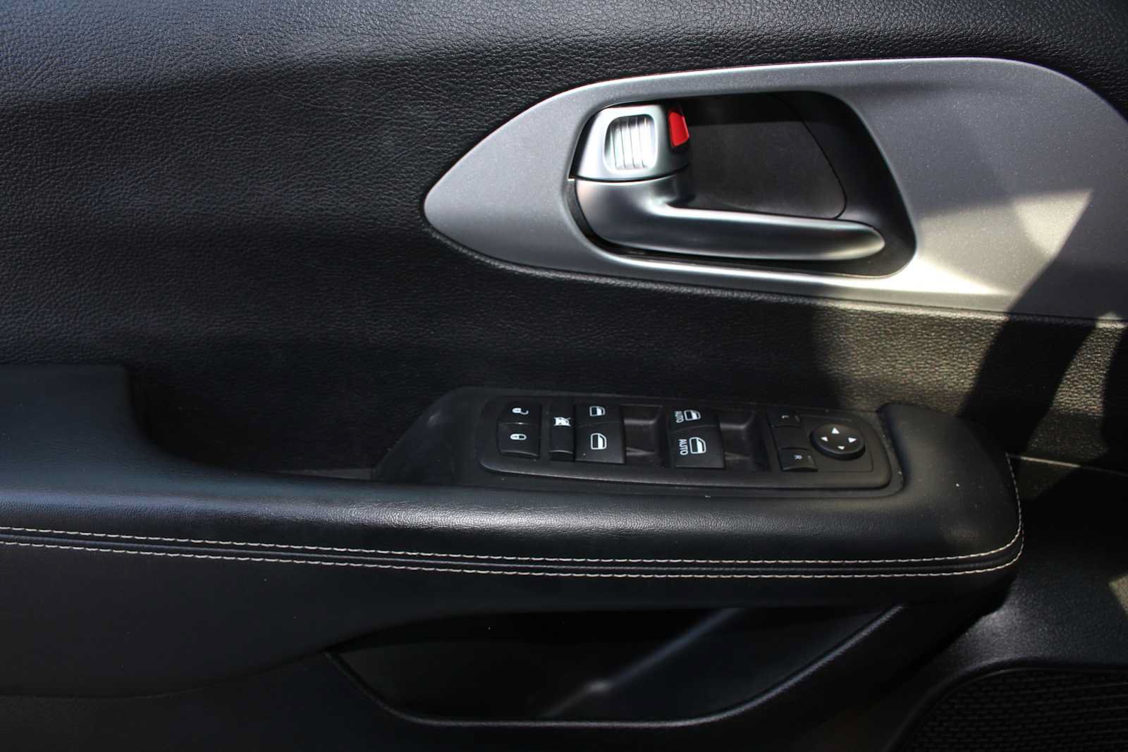 Used 2023 Chrysler Pacifica Touring FWD image 28