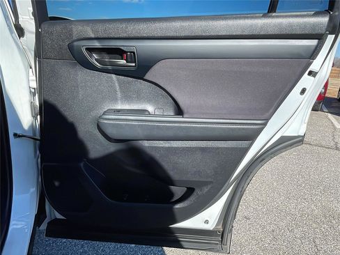 Used 2022 Toyota Highlander L image 15