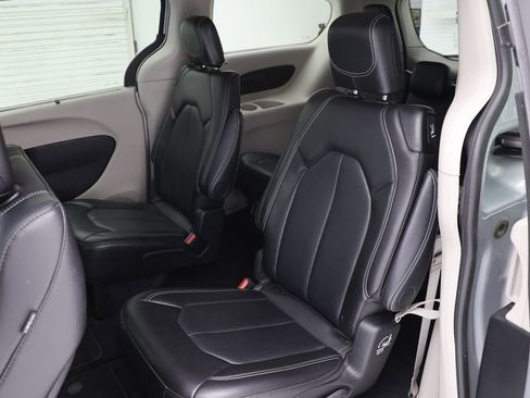 Used 2024 Chrysler Pacifica Touring-L image 10