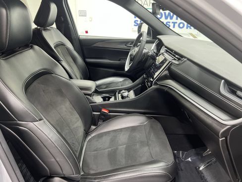 Used 2024 Jeep Grand Cherokee Altitude AWD/4WD image 30