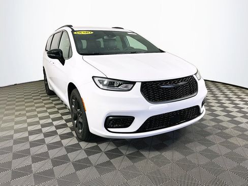 New 2026 Chrysler Pacifica Select w/ S Appearance Package AWD/4WD image 2