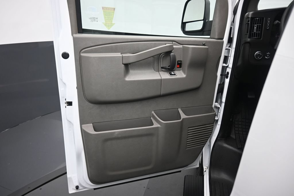 Used 2025 Chevrolet Express 2500 RWD image 9
