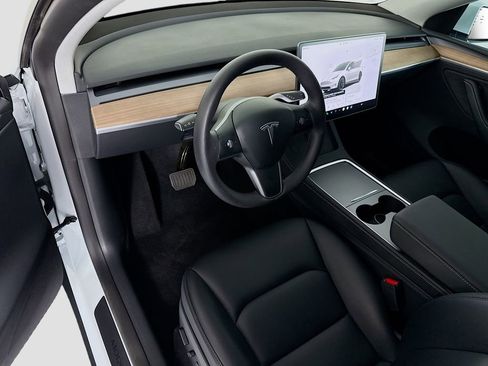 Used 2024 Tesla Model Y Long Range image 9