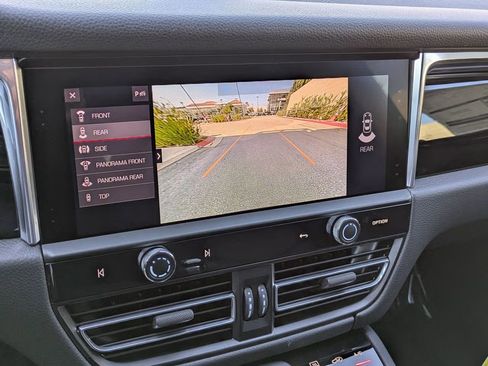 Certified 2025 Porsche Macan AWD/4WD image 20