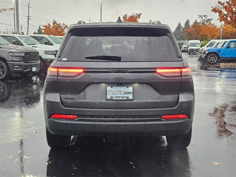 Used 2023 Jeep Grand Cherokee Altitude image 5