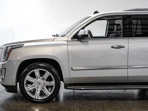 Used 2015 Cadillac Escalade Luxury AWD/4WD image 15