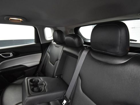 Used 2022 Jeep Compass Limited image 11