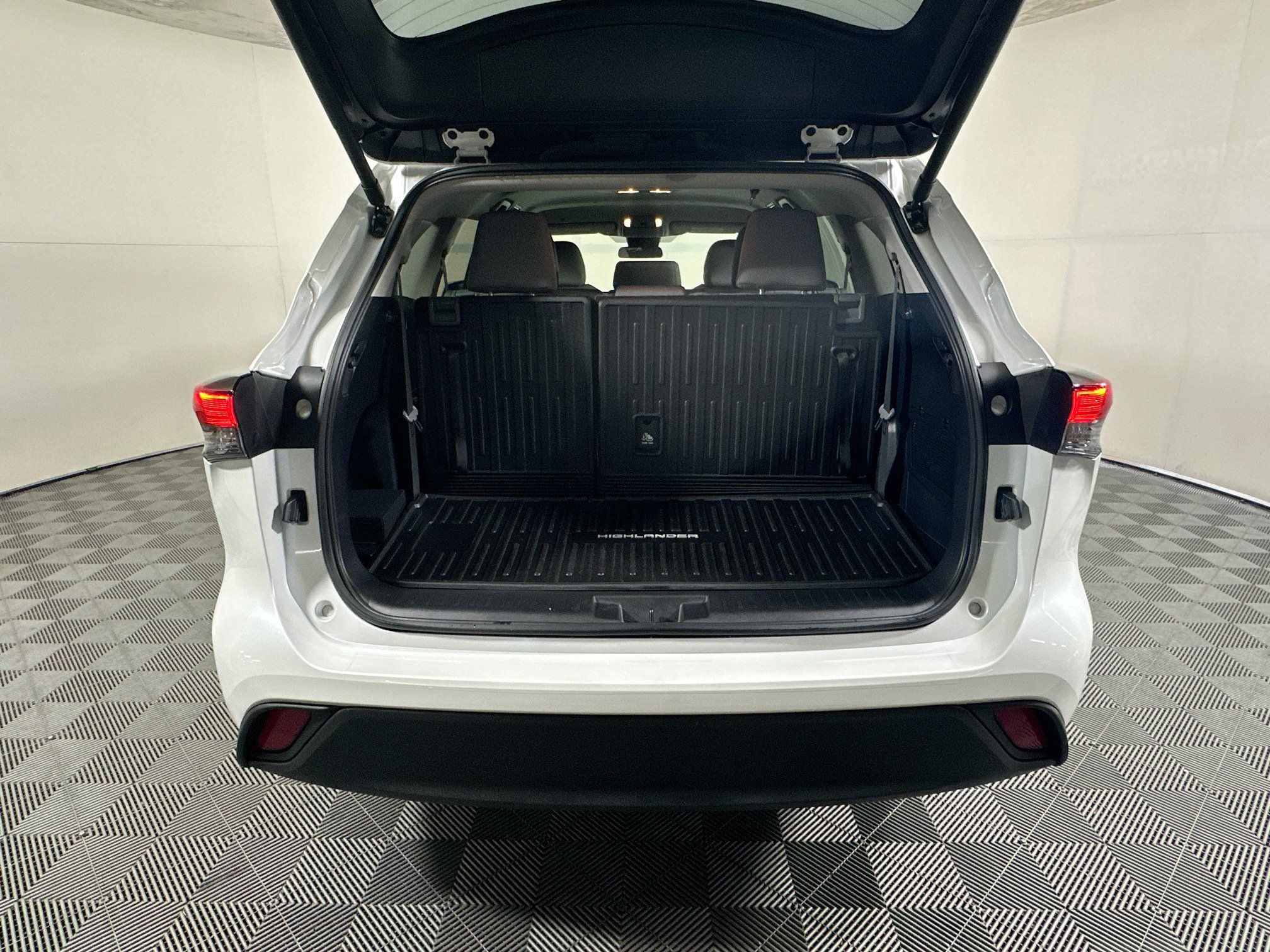 Used 2025 Toyota Highlander LE FWD image 31