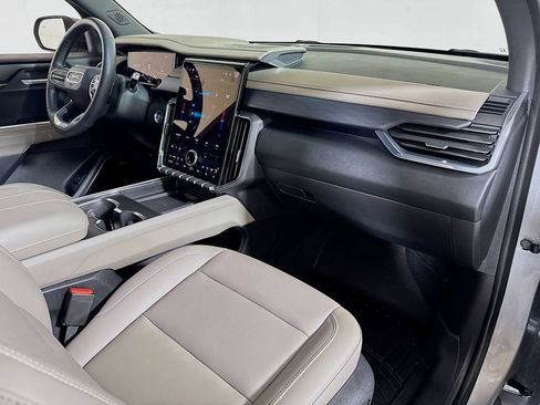 Used 2025 GMC Acadia Elevation w/ Elevation Premium Package FWD image 29