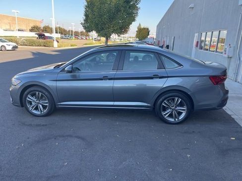 Used 2022 Volkswagen Jetta SE image 8