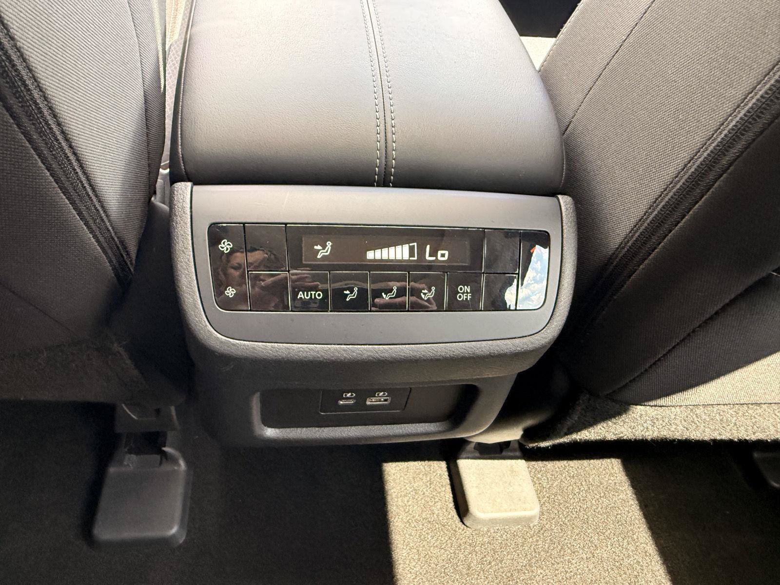 Used 2024 Nissan Pathfinder SV w/ SV Premium Package AWD/4WD image 23