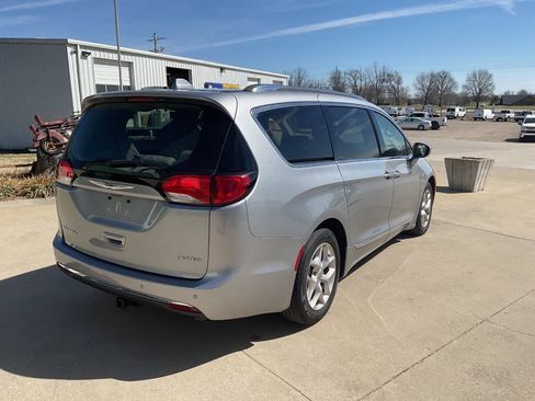 Used 2020 Chrysler Pacifica Limited FWD image 9