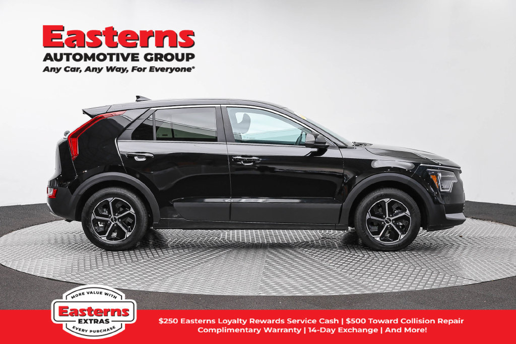 Used 2025 Kia Niro LX FWD image 5