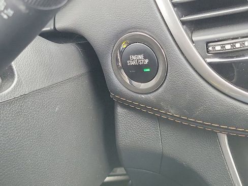 Used 2022 Chevrolet Trax LT w/ LT Convenience Package image 14