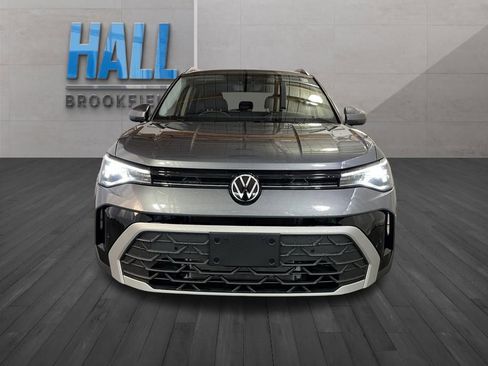 Certified 2025 Volkswagen Taos SE image 9