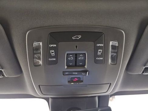 Certified 2022 Toyota Sienna Platinum FWD image 27