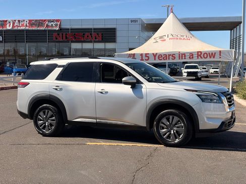 Certified 2025 Nissan Pathfinder SV FWD image 6