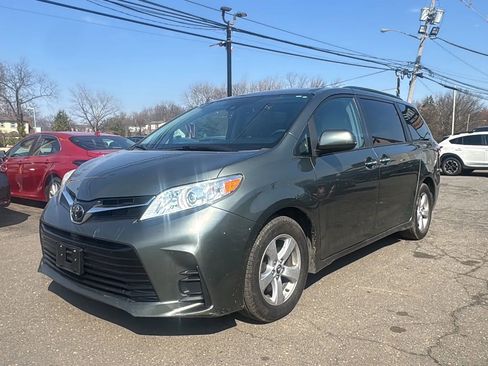 Used 2019 Toyota Sienna LE w/ LE Preferred Package image 1