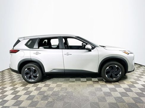 Used 2024 Nissan Rogue SV FWD image 2
