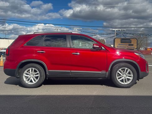 Used 2015 Kia Sorento LX image 3