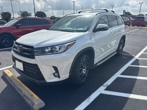 Used 2017 Toyota Highlander SE AWD/4WD image 2
