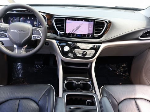 Used 2023 Chrysler Pacifica Limited FWD image 20