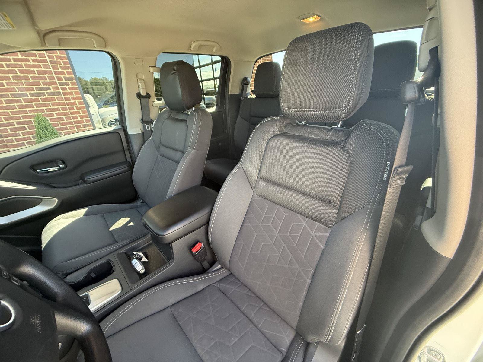 Used 2025 Nissan Frontier SV AWD/4WD image 16