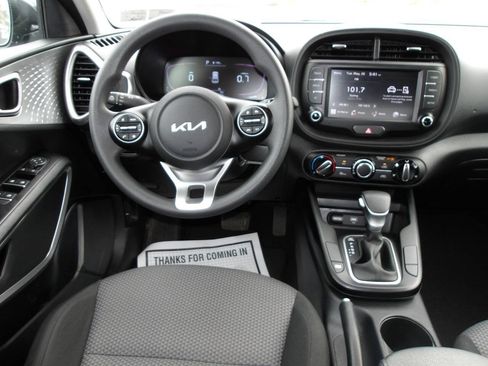 Used 2023 Kia Soul LX w/ LX Technology Package FWD image 12