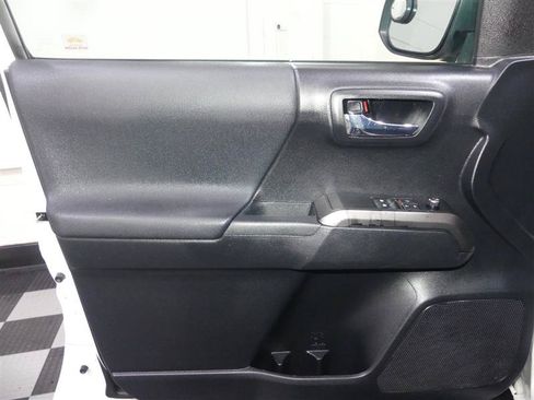 Used 2018 Toyota Tacoma TRD Sport AWD/4WD image 16