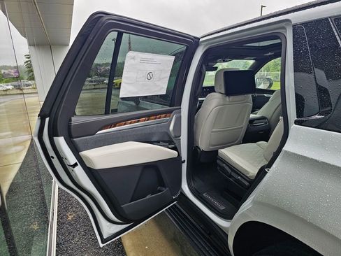 New 2026 Cadillac Escalade Platinum Sport AWD/4WD image 16