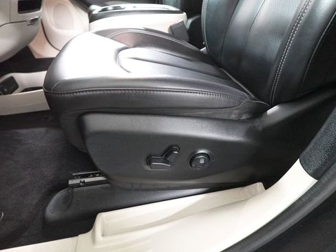 Used 2023 Chrysler Pacifica Touring-L image 11