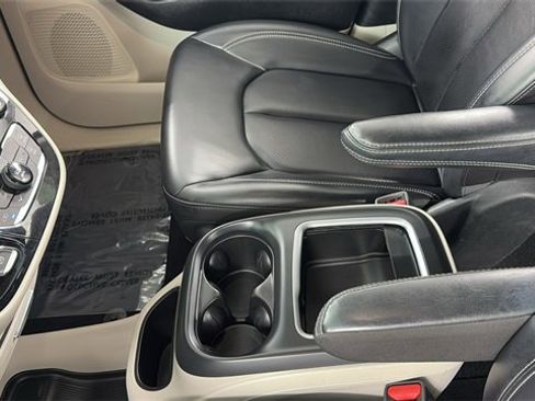 Used 2023 Chrysler Pacifica Touring-L image 37