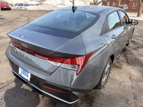 Used 2024 Hyundai Elantra SEL image 3