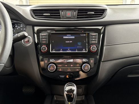Used 2020 Nissan Rogue SV FWD image 17