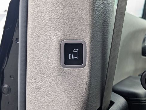 Used 2024 Chrysler Pacifica Select image 14