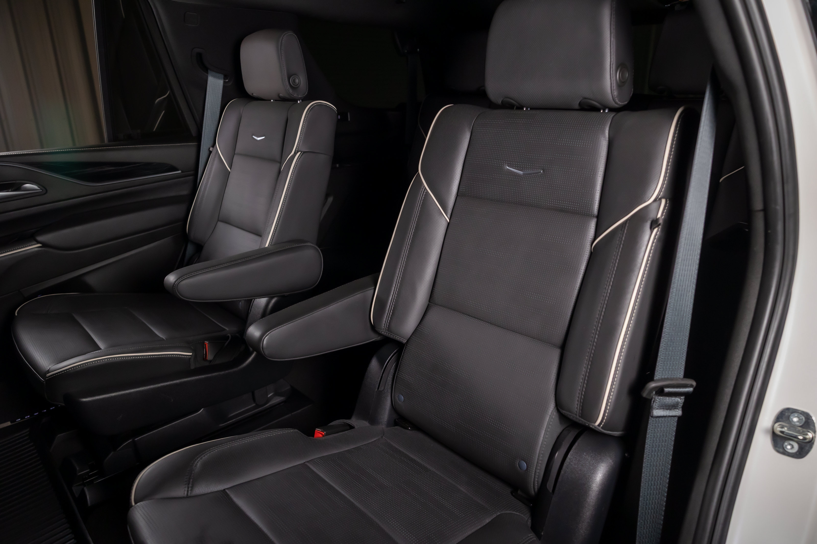Used 2023 Cadillac Escalade Sport w/ LPO, ONYX Package AWD/4WD image 21