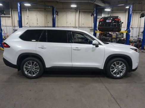 Used 2024 Toyota Grand Highlander AWD image 26
