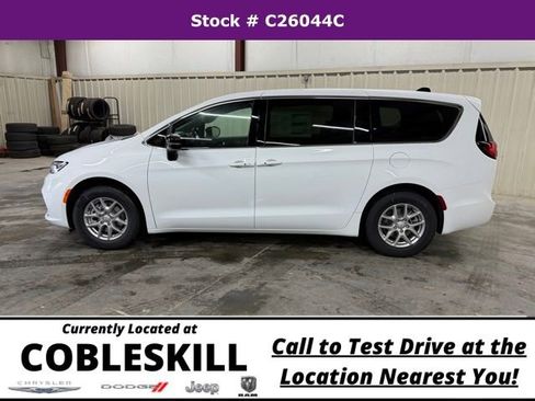 New 2026 Chrysler Pacifica Select image 8