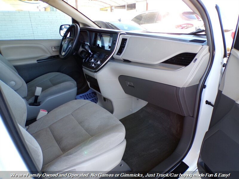 Used 2017 Toyota Sienna L FWD image 27